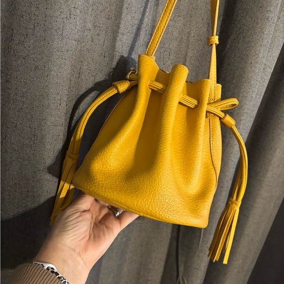 Mustard Yellow Street Level Bucket Bag with tassels‎ - Picture 2 of 7